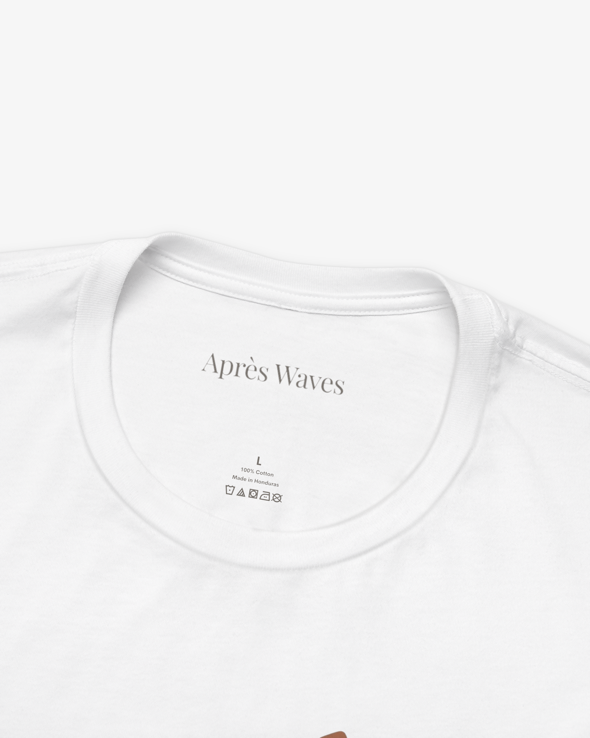 Retro Logo White tee collar detail - Après Waves
