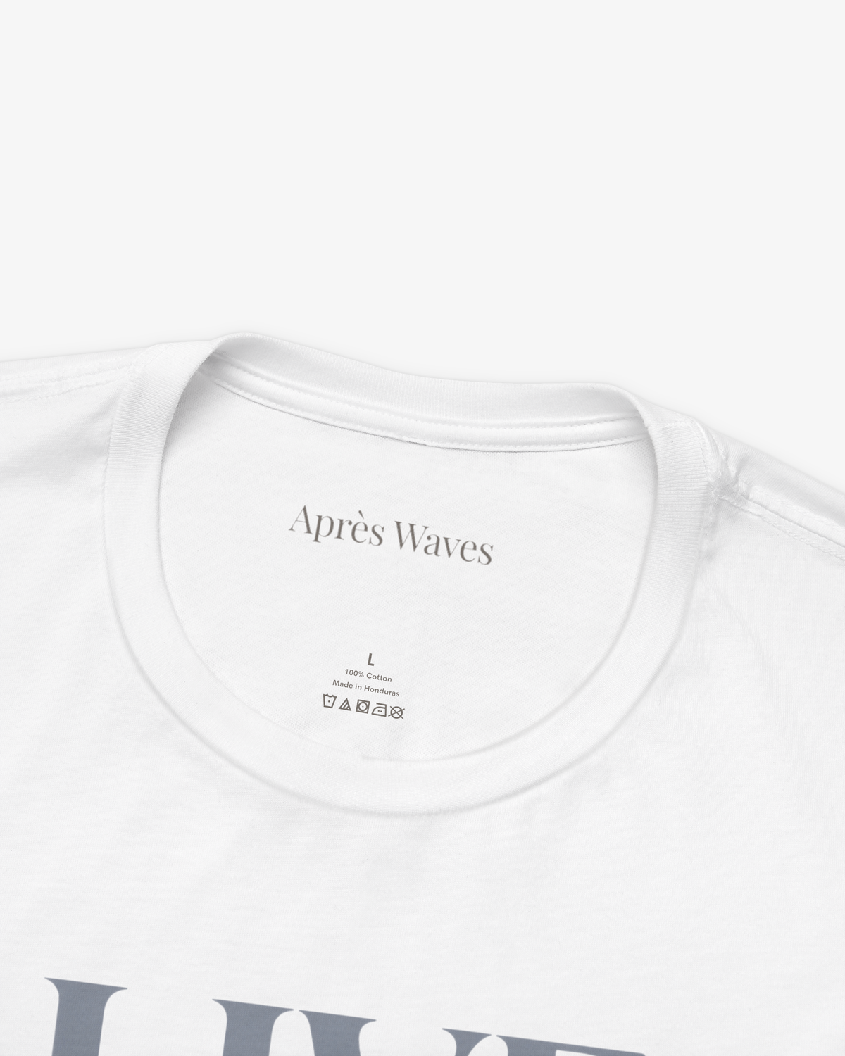 Live It White tee collar detail - Après Waves