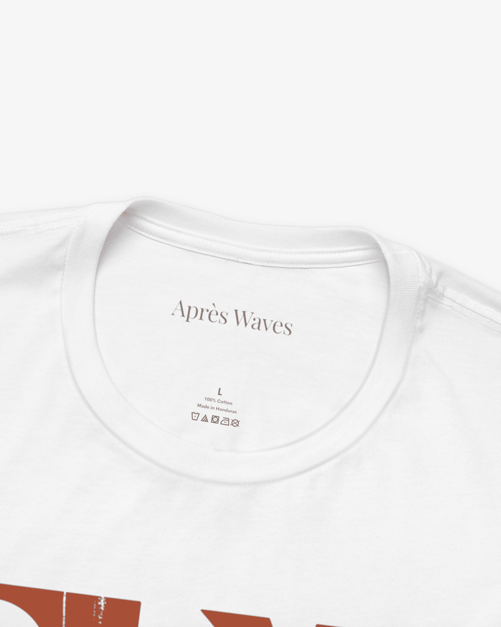 St Tropez White tee collar detail - Après Waves