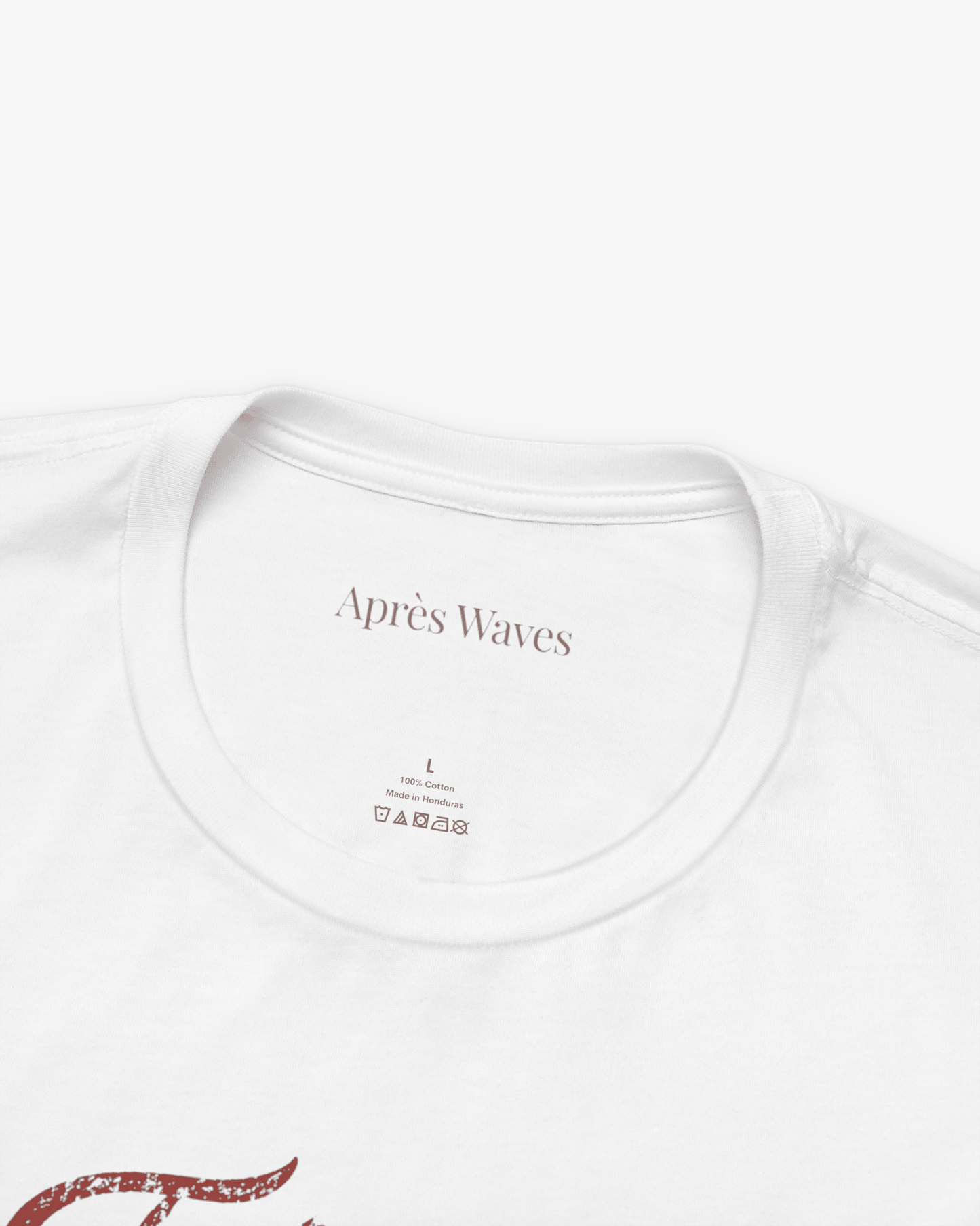 Très Euro White tee collar detail - Après Waves
