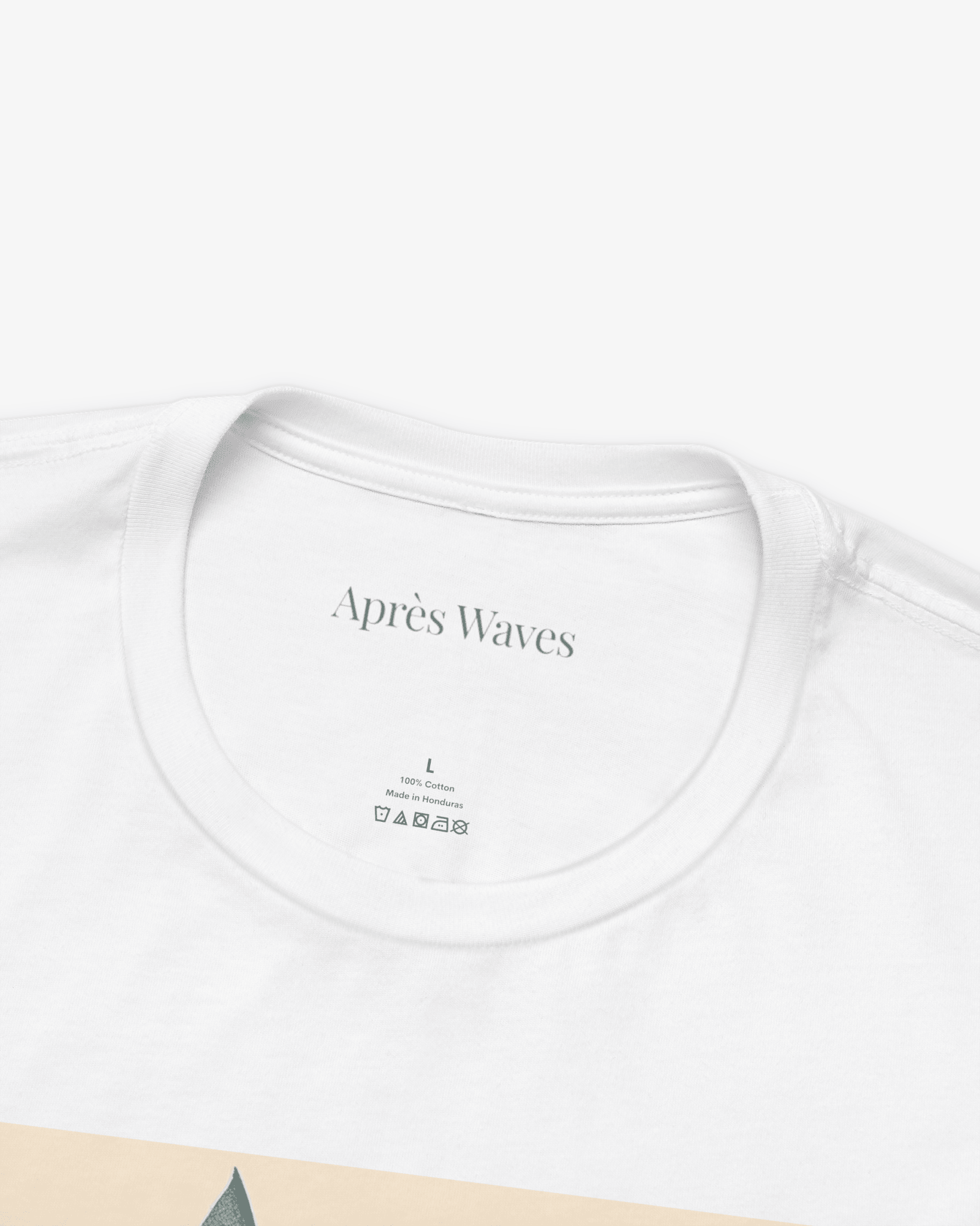 Old School White tee collar detail - Après Waves